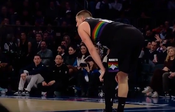 csgo社区服-让人揪心！约基奇无对抗应力性摔倒&amp;掘金喊暂停 好在无碍继续打